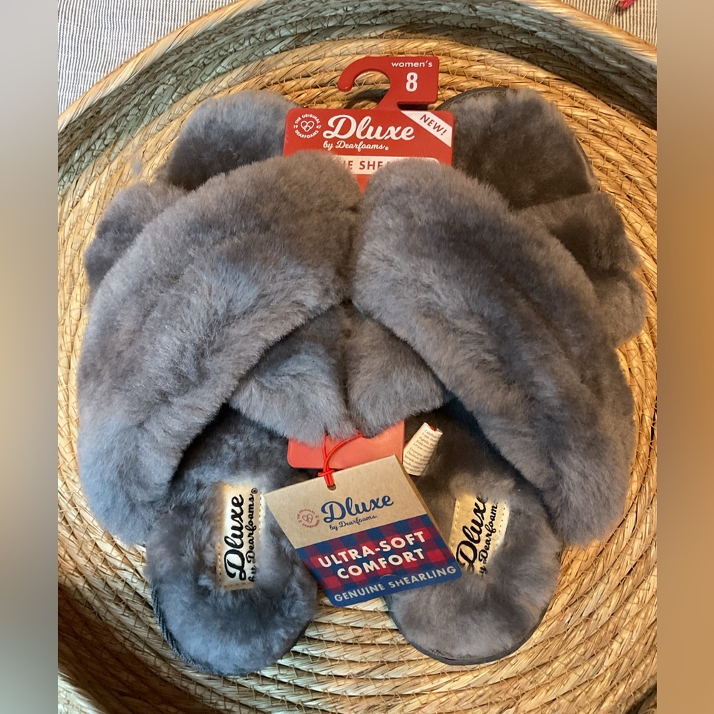 NWT. Dluxe by Dearfoam Genuine Shearling Criss Cross Top Slide On slippers